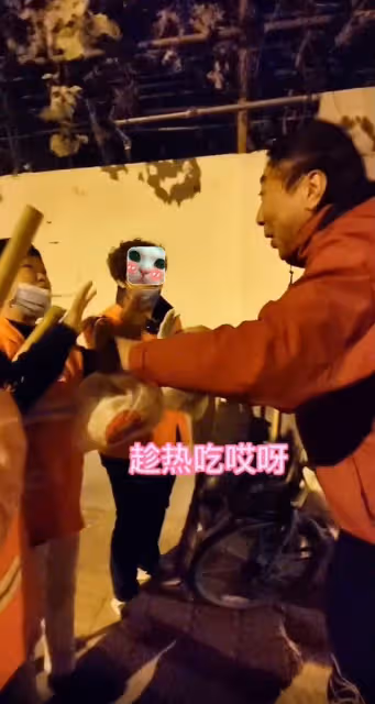 馮鞏帶徒弟聚餐!啤酒配腰子喝到滿臉通紅,飯店內高聲唱歌無人識