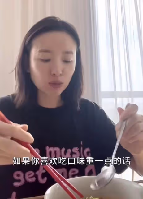 董潔素顏下廚做早餐,一頓要吃兩碗面,網友:現在還單身嗎?