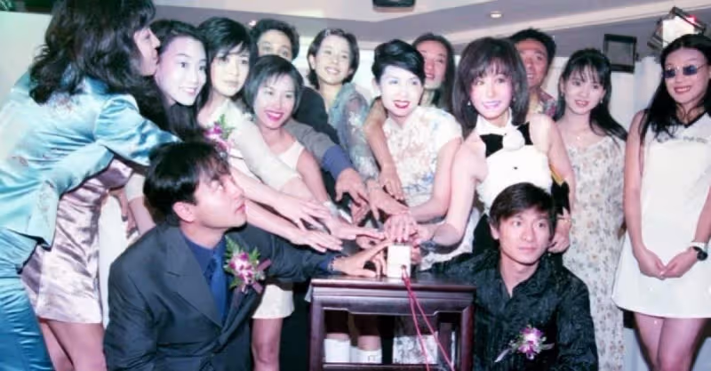 比星光紅毯還精彩！73歲潘迎紫「合體台港大咖」　曬珍貴舊照問「你都能認出來嗎」模樣超青澀