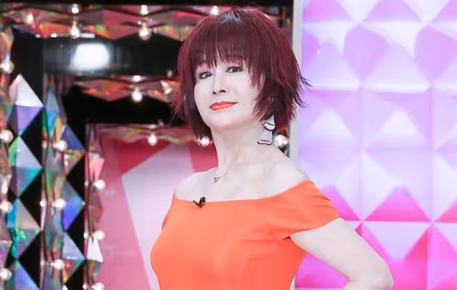 比星光紅毯還精彩！73歲潘迎紫「合體台港大咖」　曬珍貴舊照問「你都能認出來嗎」模樣超青澀