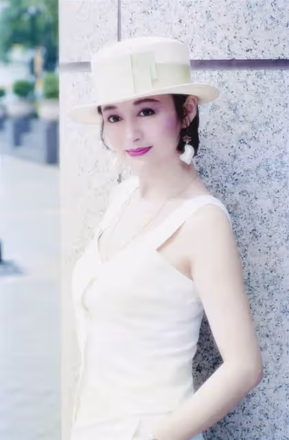 比星光紅毯還精彩！73歲潘迎紫「合體台港大咖」　曬珍貴舊照問「你都能認出來嗎」模樣超青澀