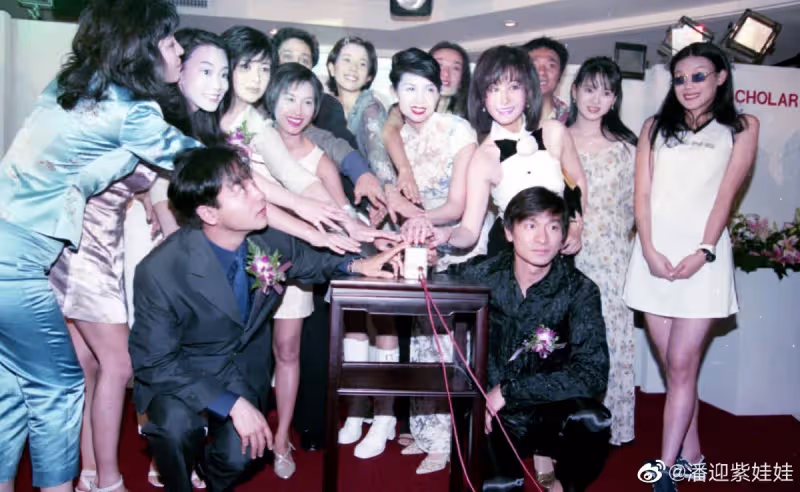 比星光紅毯還精彩！73歲潘迎紫「合體台港大咖」　曬珍貴舊照問「你都能認出來嗎」模樣超青澀