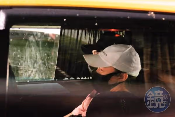 深夜直奔女星香閨!溫昇豪遭拍「車上和她黏緊緊」被誤認溫太太 「家中約會半小時」他出面回應了
