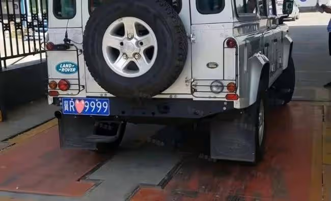 曝65歲葛優買百萬豪車 現身4S店與美女親切合影