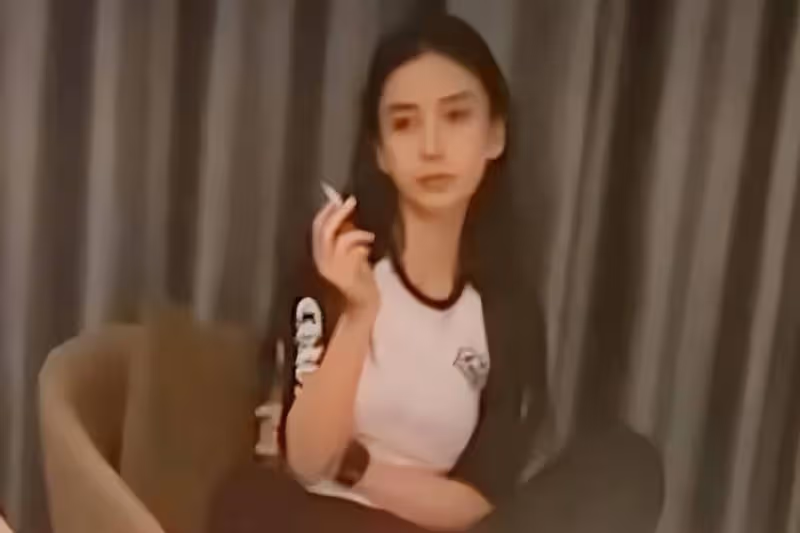 angelababy室內抽菸被偷拍：被拍時一無所知，但不影響她的顏值