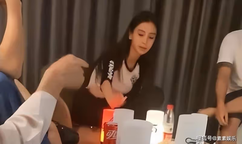 angelababy室內抽菸被偷拍：被拍時一無所知，但不影響她的顏值