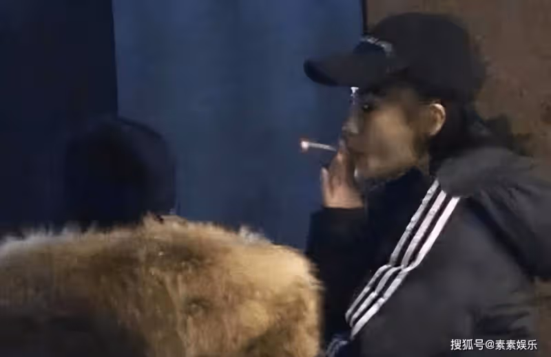 angelababy室內抽菸被偷拍:被拍時一無所知,但不影響她的顏值