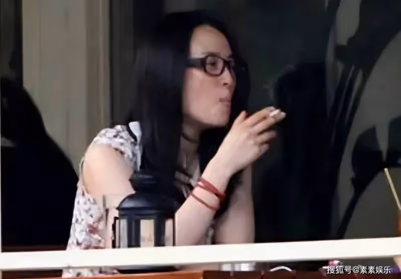angelababy室內抽菸被偷拍:被拍時一無所知,但不影響她的顏值