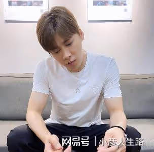 網紅灣灣否認是李易峰交易對象,開無罪證明,證件照曝光超清純