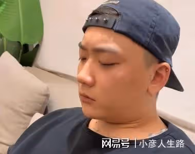 崔晉滴眼藥水裝哭被揭穿後,被晉嫂揍得鼻青臉腫,網友:值了