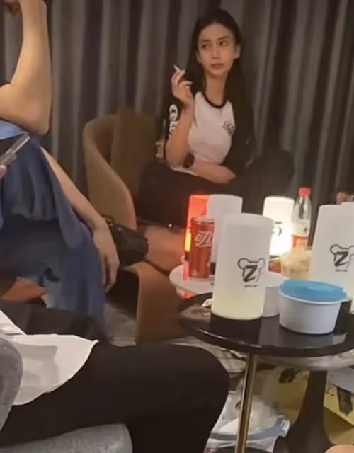 楊穎私下聚會被偷拍,與眾多異性酒店內玩遊戲,盤腿抽菸似老煙槍