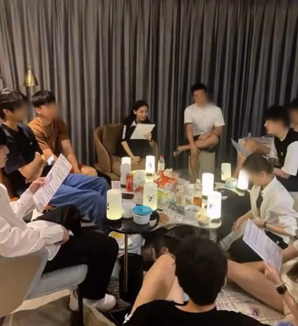 楊穎私下聚會被偷拍,與眾多異性酒店內玩遊戲,盤腿抽菸似老煙槍
