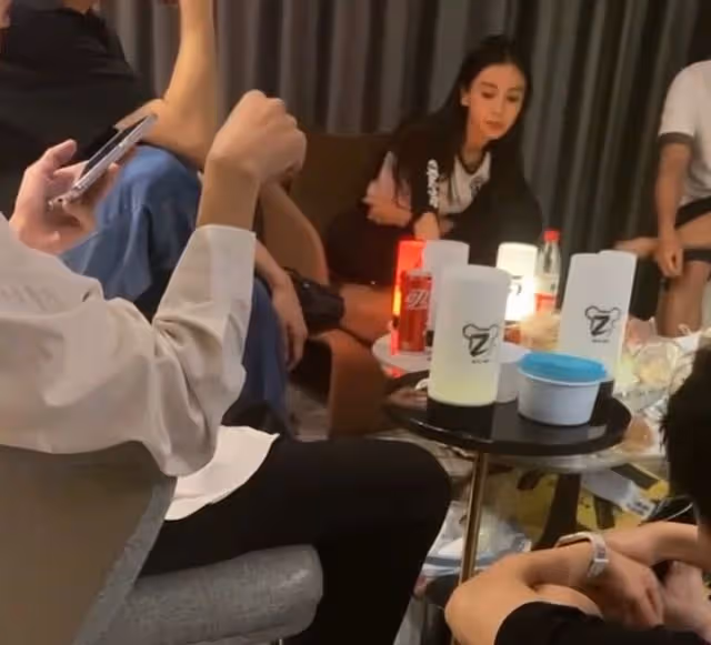 楊穎私下聚會被偷拍,與眾多異性酒店內玩遊戲,盤腿抽菸似老煙槍
