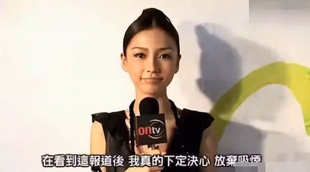 楊穎私下聚會被偷拍，與眾多異性酒店內玩遊戲，盤腿抽菸似老煙槍