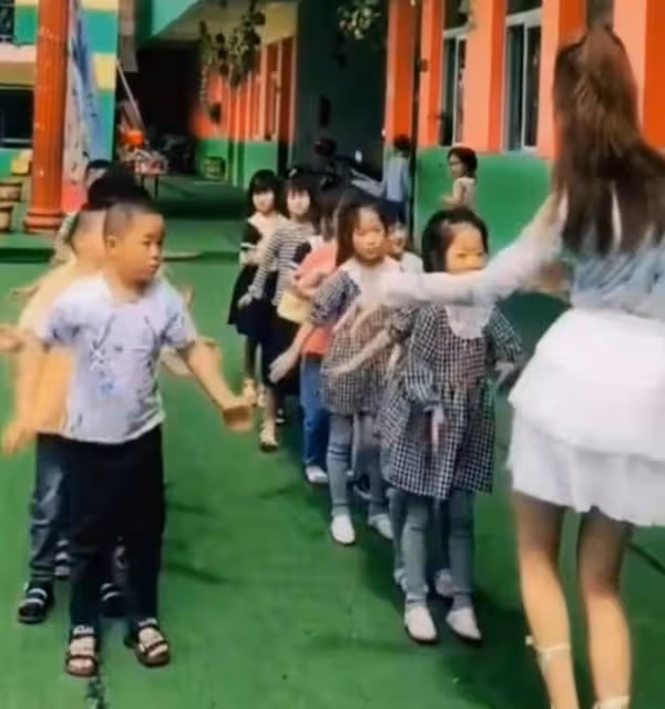 大衣哥新兒媳疑放棄當幼師，稱上最後一天課，此前穿著暴露引爭議