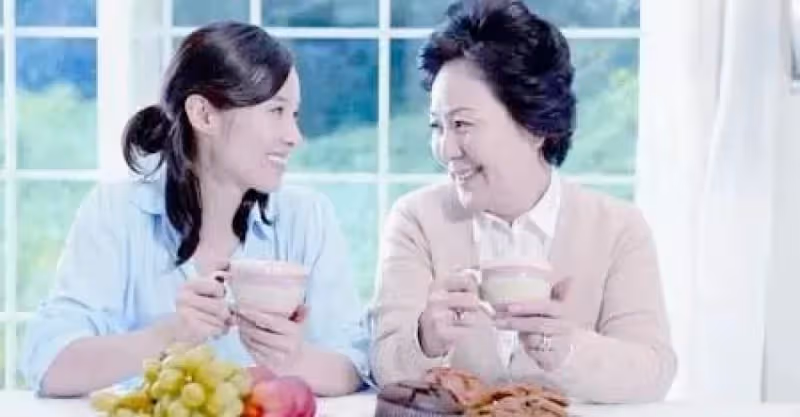 婆婆見親家生病，怕兒子的錢被親家花光，就三天兩頭去問兒子要錢