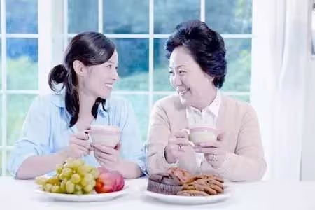 婆婆見親家生病，怕兒子的錢被親家花光，就三天兩頭去問兒子要錢