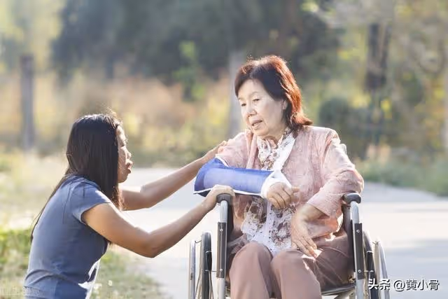 母親因病住在女兒家，一年來退休金一分未給，女婿：做人要講良心