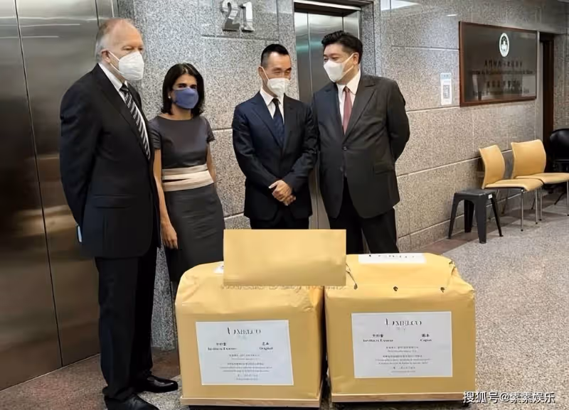 何超瓊和賭王四太現身新賭牌競標，何猷龍和何超鳳一同隨行