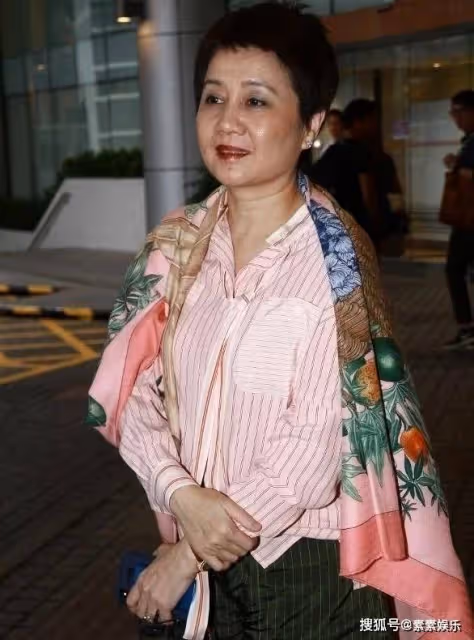 何超瓊和賭王四太現身新賭牌競標，何猷龍和何超鳳一同隨行