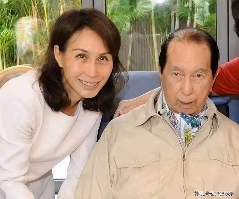 何超瓊和賭王四太現身新賭牌競標，何猷龍和何超鳳一同隨行