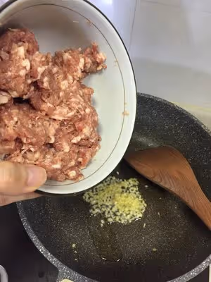 蒜苔炸醬麵