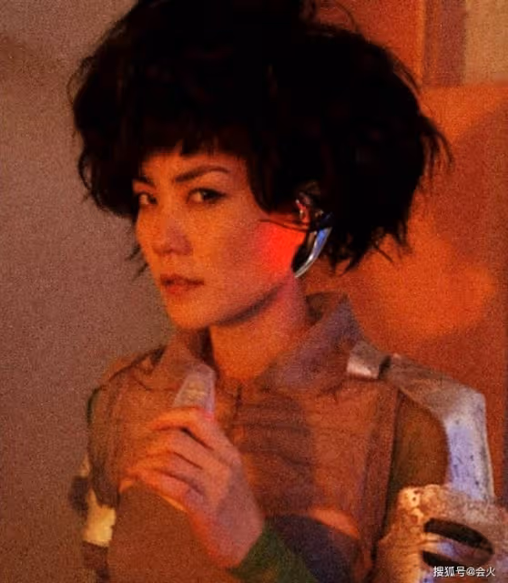 53歲王菲拍性感廣告 穿抹胸裙躺地上曲線妙曼