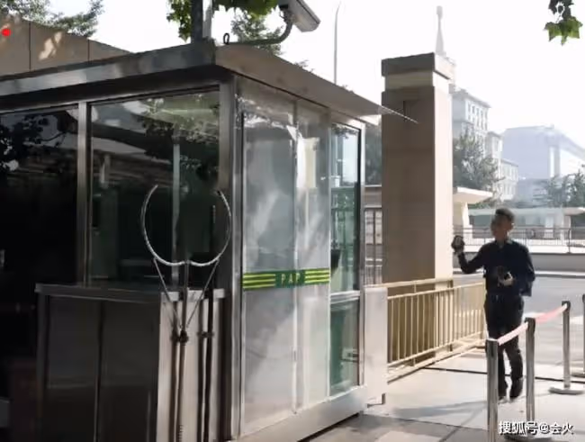 康輝公開央視更衣室 鐵皮柜上掛滿毛巾衣服 ...
