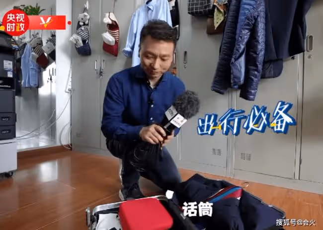 康輝公開央視更衣室 鐵皮柜上掛滿毛巾衣服 ...