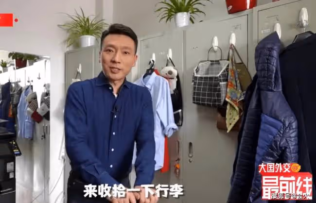 康輝公開央視更衣室 鐵皮柜上掛滿毛巾衣服 ...