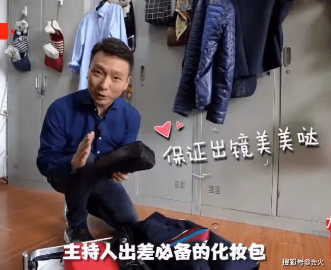 康輝公開央視更衣室 鐵皮柜上掛滿毛巾衣服 ...