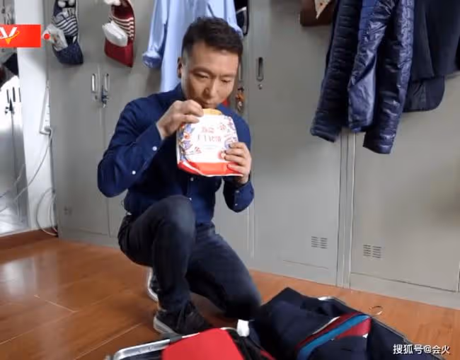 康輝公開央視更衣室 鐵皮柜上掛滿毛巾衣服 ...