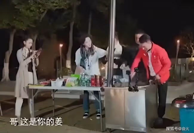 康輝公開央視更衣室 鐵皮柜上掛滿毛巾衣服 ...