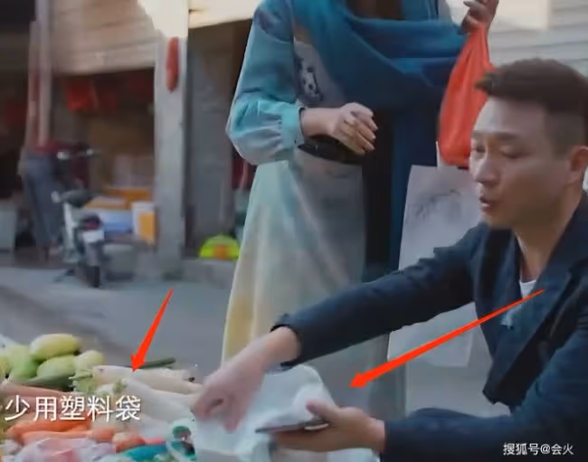 康輝公開央視更衣室 鐵皮柜上掛滿毛巾衣服 ...