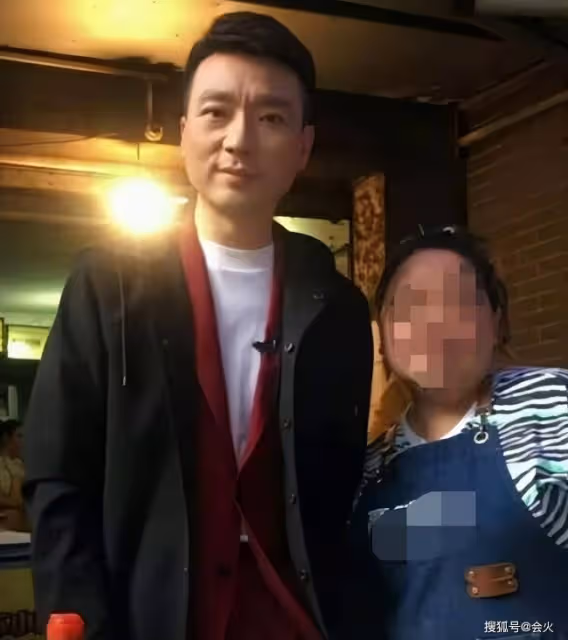 康輝公開央視更衣室 鐵皮柜上掛滿毛巾衣服 ...