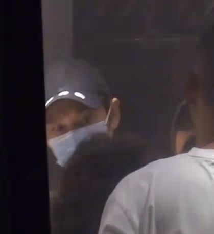 黃曉明聚餐!助理低調接美女上車 女方打扮火辣