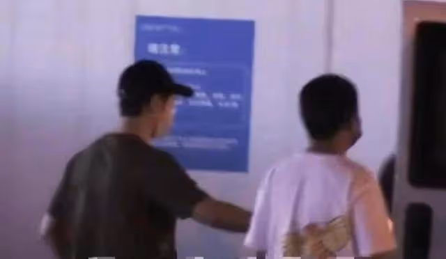 黃曉明聚餐!助理低調接美女上車 女方打扮火辣
