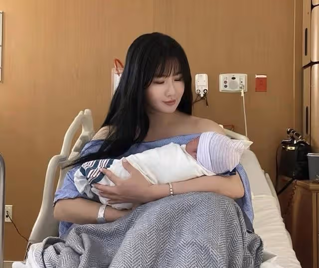 恭喜！39歲知名女星宣布未婚產下二胎，因性格不合與富商前夫離婚