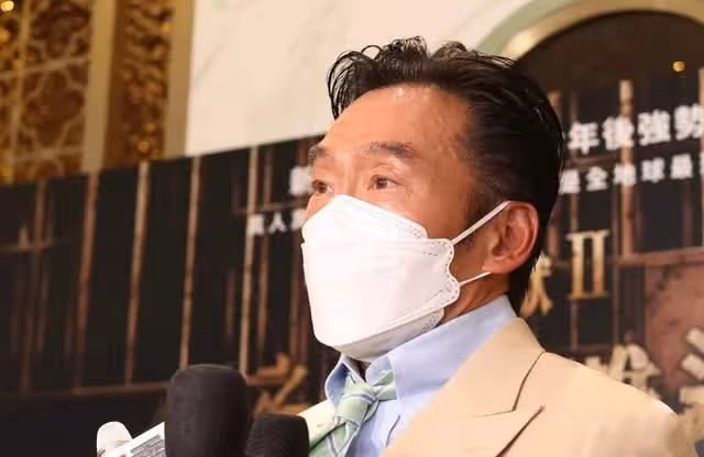 港星鄭浩南陷入婚變,暗示妻子出軌攜倆娃消失,人財兩空只剩舊屋