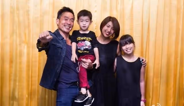 港星鄭浩南陷入婚變,暗示妻子出軌攜倆娃消失,人財兩空只剩舊屋
