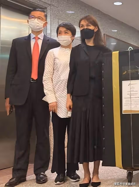 何超瓊帶家人參加家族事業的重要活動，何鴻燊四太也在現場