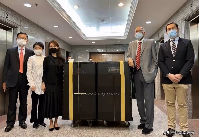 何超瓊帶家人參加家族事業的重要活動，何鴻燊四太也在現場