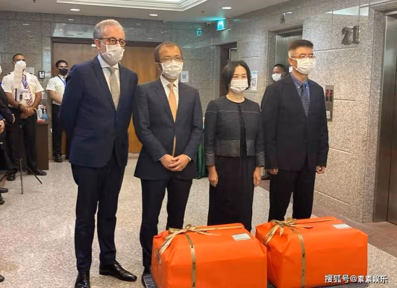 何超瓊帶家人參加家族事業的重要活動，何鴻燊四太也在現場