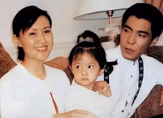 屠洪剛兒子定居國外,久違現身鬍子拉碴仍帥氣,已否認需借錢度日