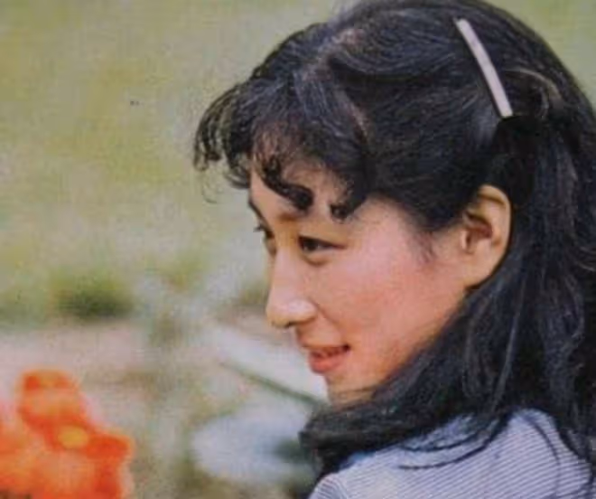 知名歌手沈小岑定居國外近況!全身美黑變化大,65歲穿抹胸秀身材