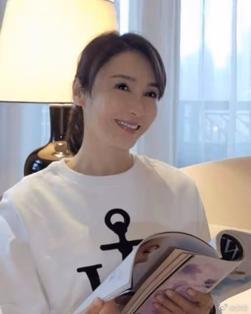 突發!TVB前當家花旦坐輪椅現身開會,疑似受嚴重腳傷惹人憂