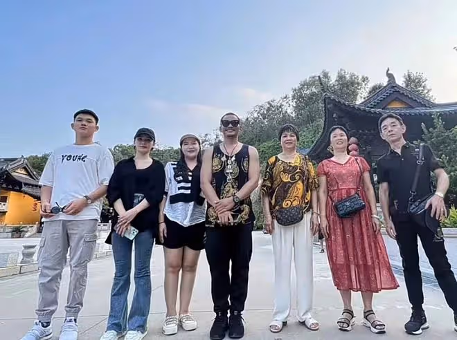 泰國巨星托尼賈廣東尋根！潮汕人家裡過中秋，街上玩燈籠接地氣