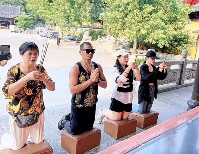 泰國巨星托尼賈廣東尋根！潮汕人家裡過中秋，街上玩燈籠接地氣