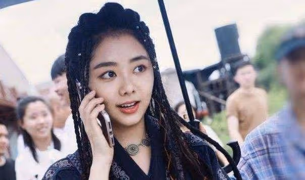譚松韻自曝上學時沒人追,看到她17歲舊照:換我我也不追