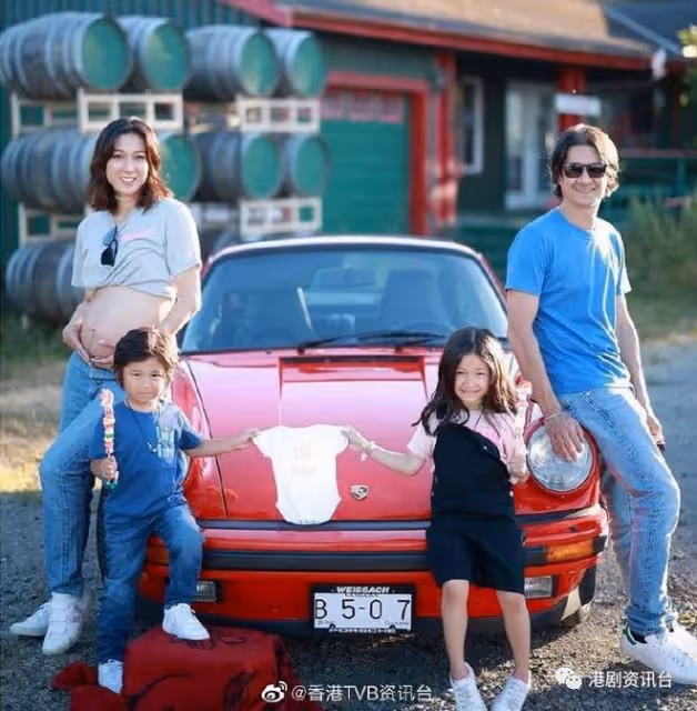 鍾嘉欣第三胎懷女影全家福！6歲大女Kelly眼大臉尖愈大愈靚